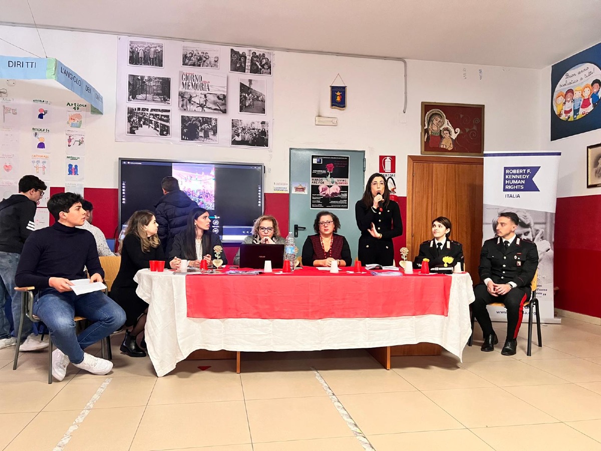 Longobucco: Incontro di sensibilizzazione sul rispetto e contro la violenza di genere per gli studenti - 