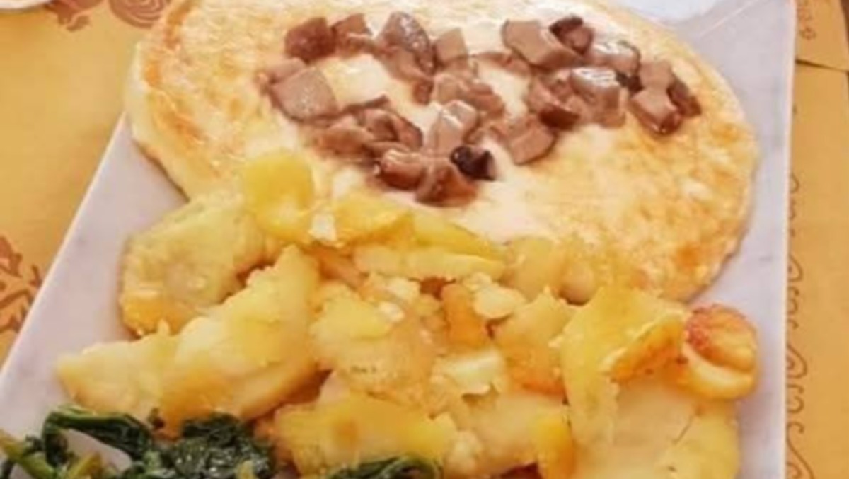 Le vie del gusto - Tris di caciocavallo alla piastra con sopra i funghi porcini - 