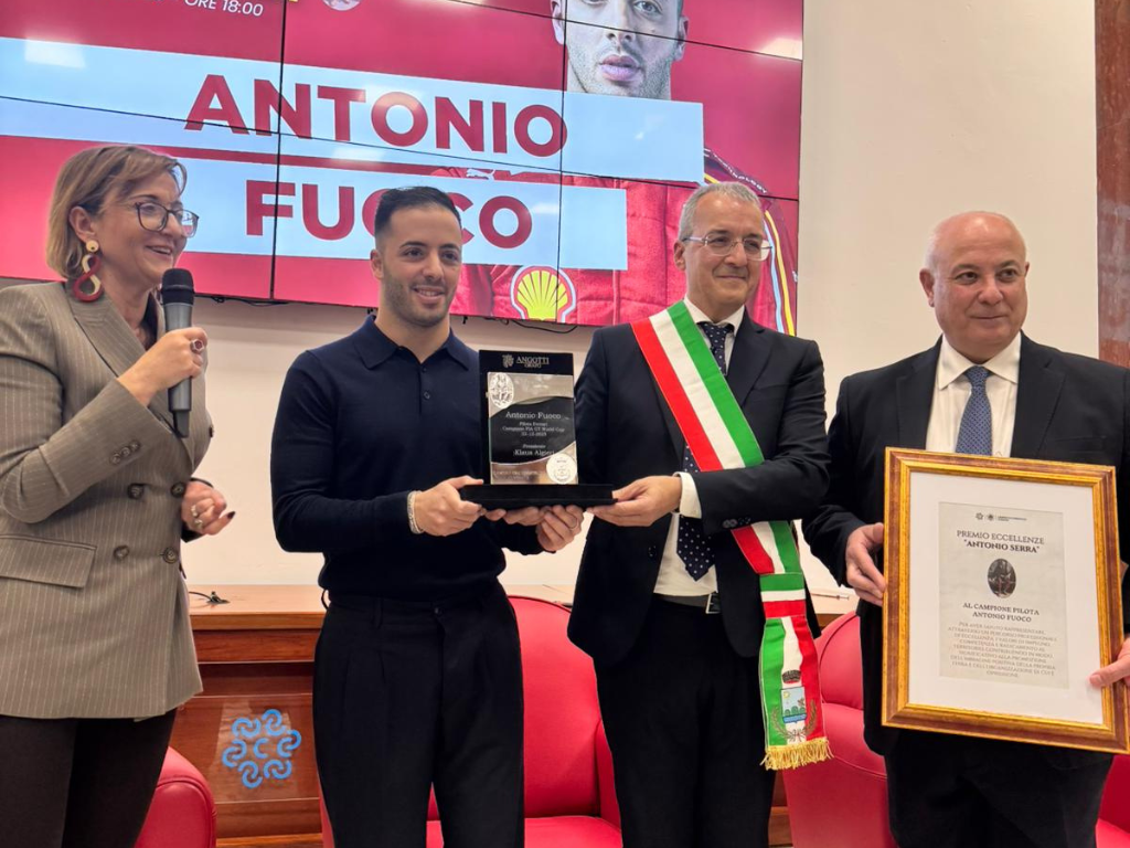 Cosenza - Antonio Fuoco riceve il Premio Nazionale "Antonio Serra" - 