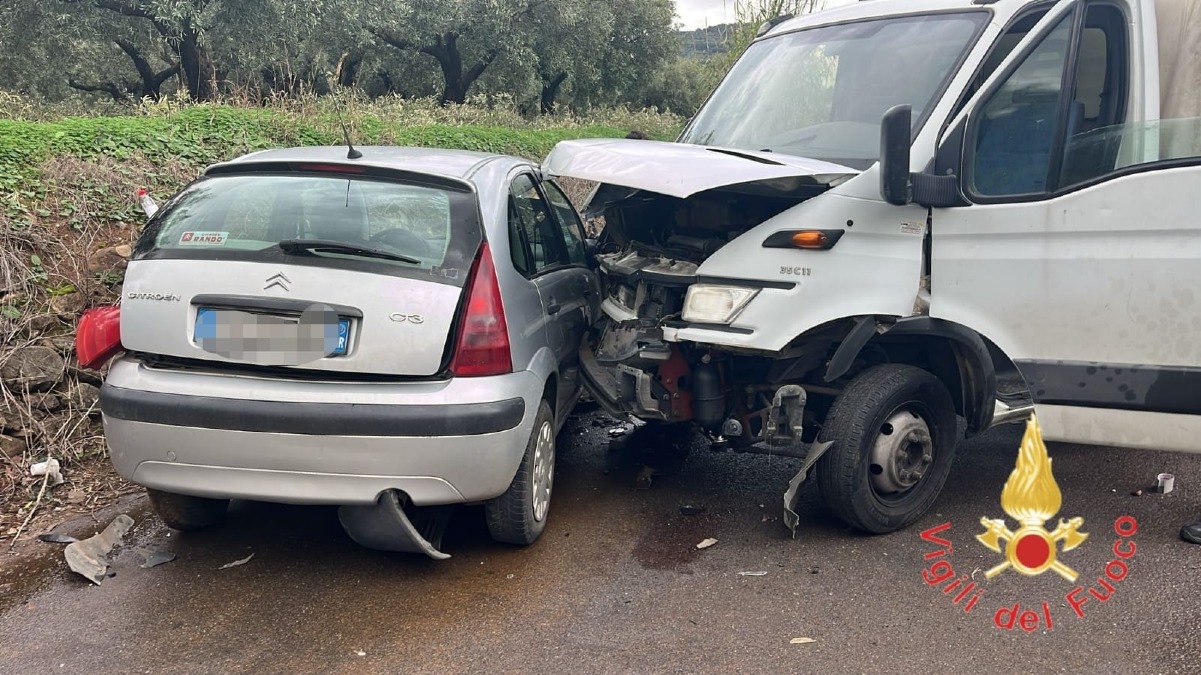 Incidente stradale con due veicoli coinvolti: intervento dei Vigili del Fuoco  - 