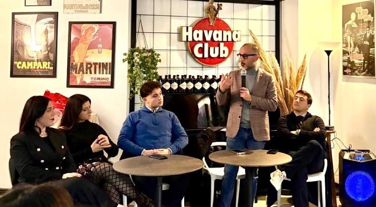 Diamante, l’Aperitivo Azzurro unisce politica e solidarietà: i giovani di Forza Italia al servizio della comunità - 