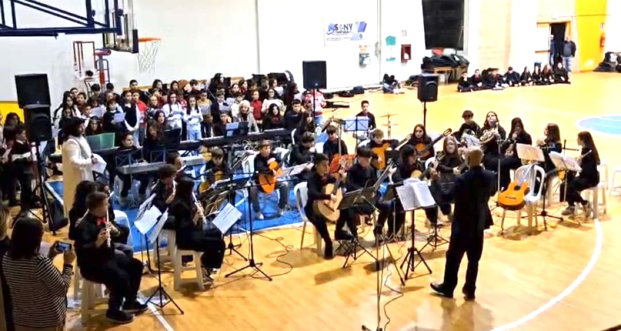 Un Trionfo di note e comunità al Palasport: concerto di Natale a Pianopoli - 