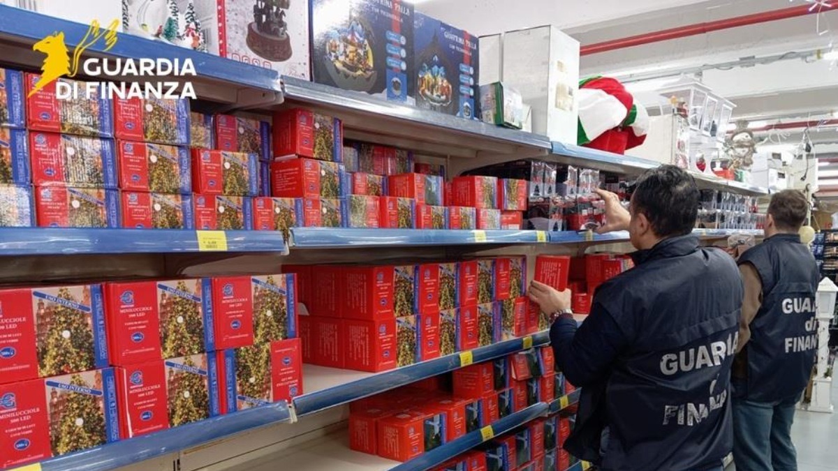 Guardia di Finanza Cosenza: maxi sequestro di prodotti natalizi non sicuri   - 