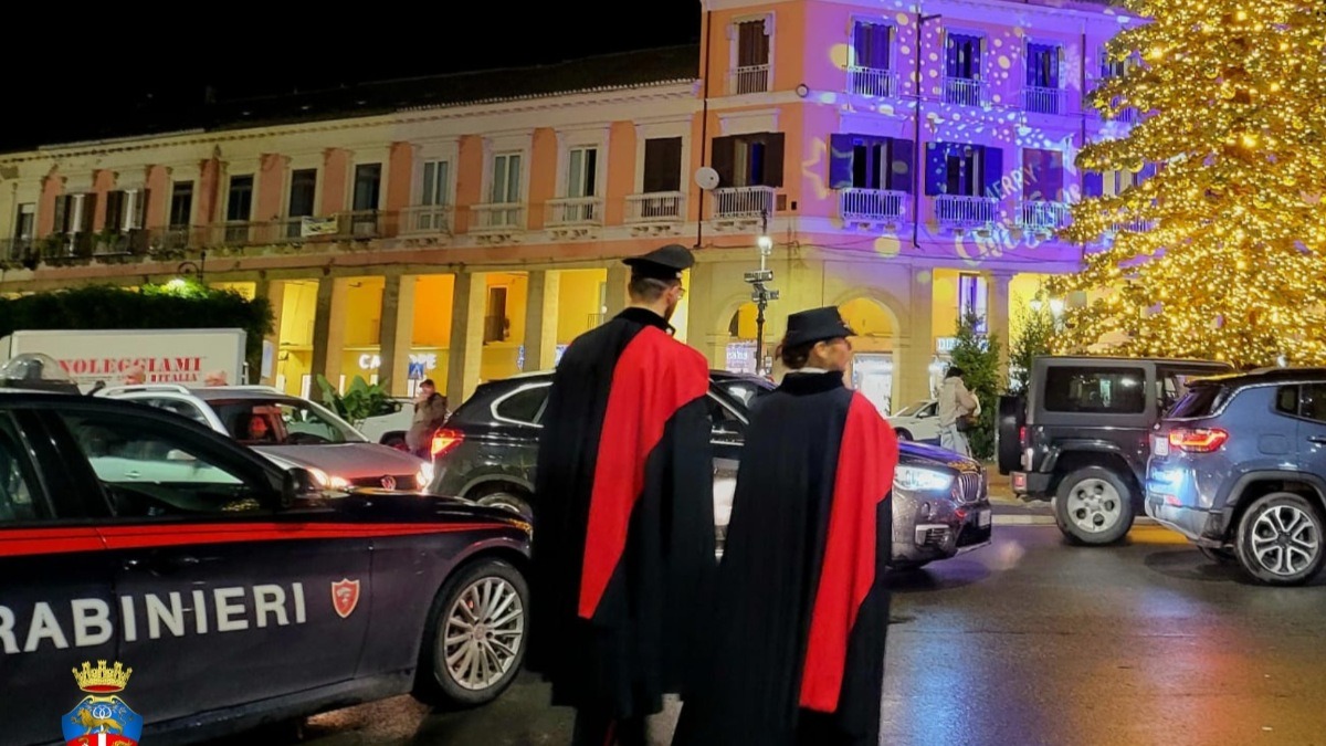 Crotone, luci accese e sicurezza rafforzata: il cuore della città vive il Natale tra vitalità e presenza dello Stato - 