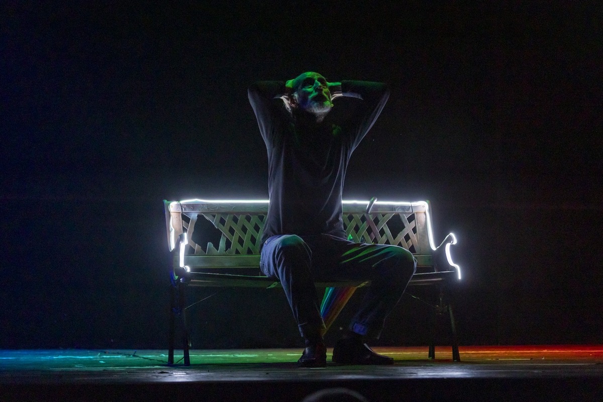 “Di tutti i colori”, il viaggio teatrale di Dario Natale torna al TIP Teatro - 