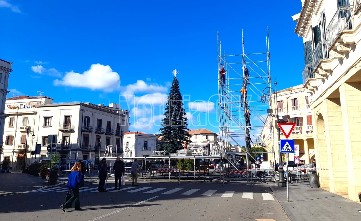 Montaggio del palco in corso a Piazza Pitagora: Crotone si prepara al Capodanno con Max Gazzè - 