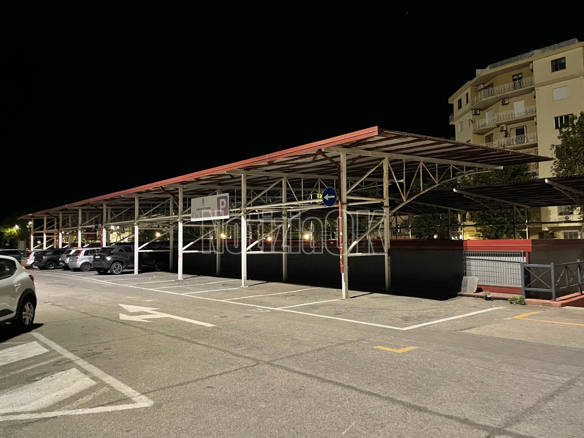 Crotone - A piazzale Nettuno il volto più fragile della città - 