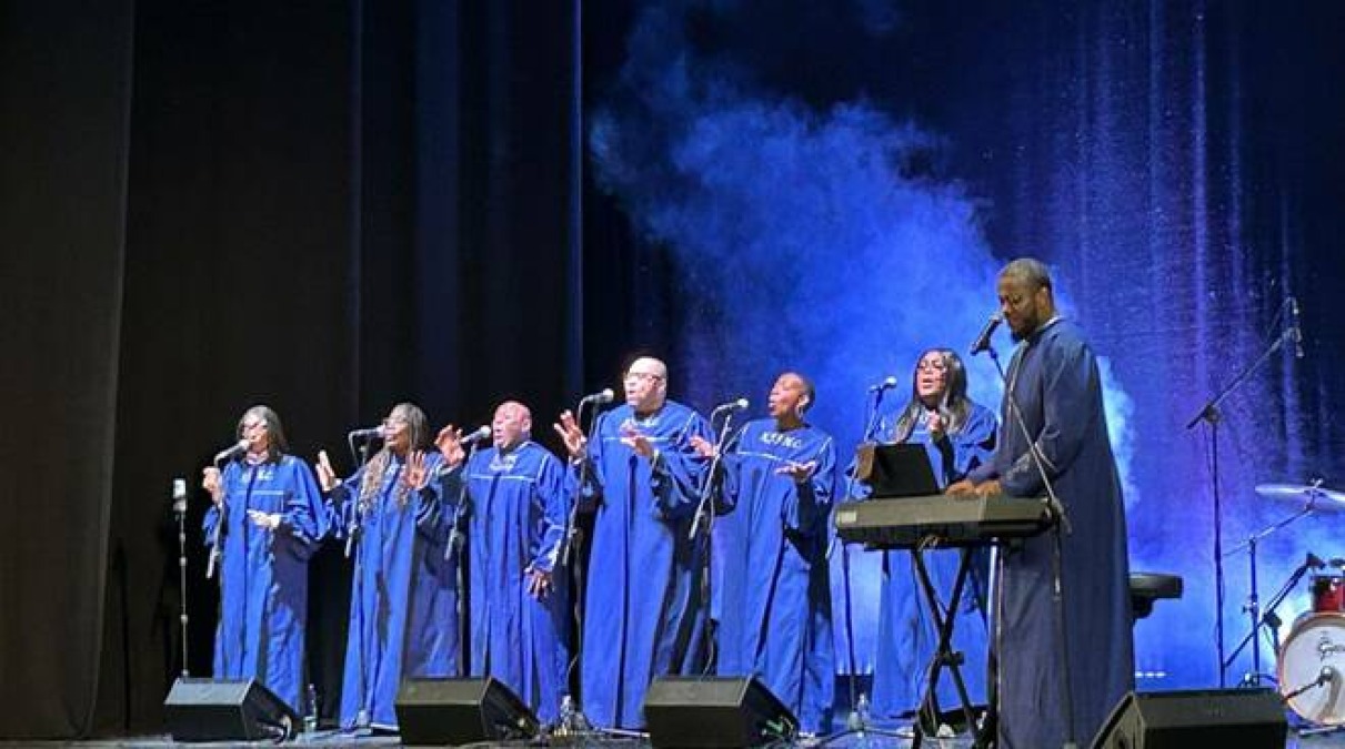 Catanzaro, il gospel di Harlem accende il Comunale: Pastor Wright incanta con energia e spiritualità - 
