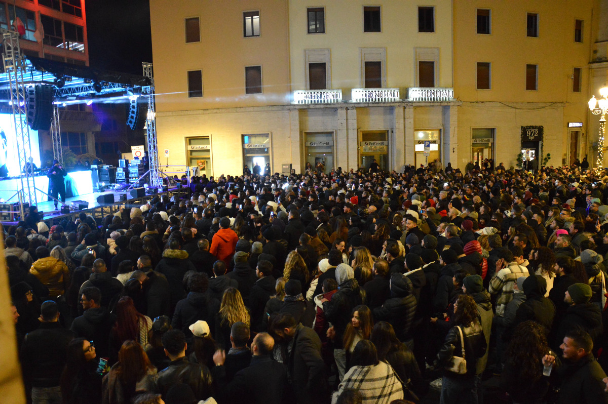  Catanzaro - Piazza Basilica Immacolata gremita per il concerto degli Eiffel 65 - 