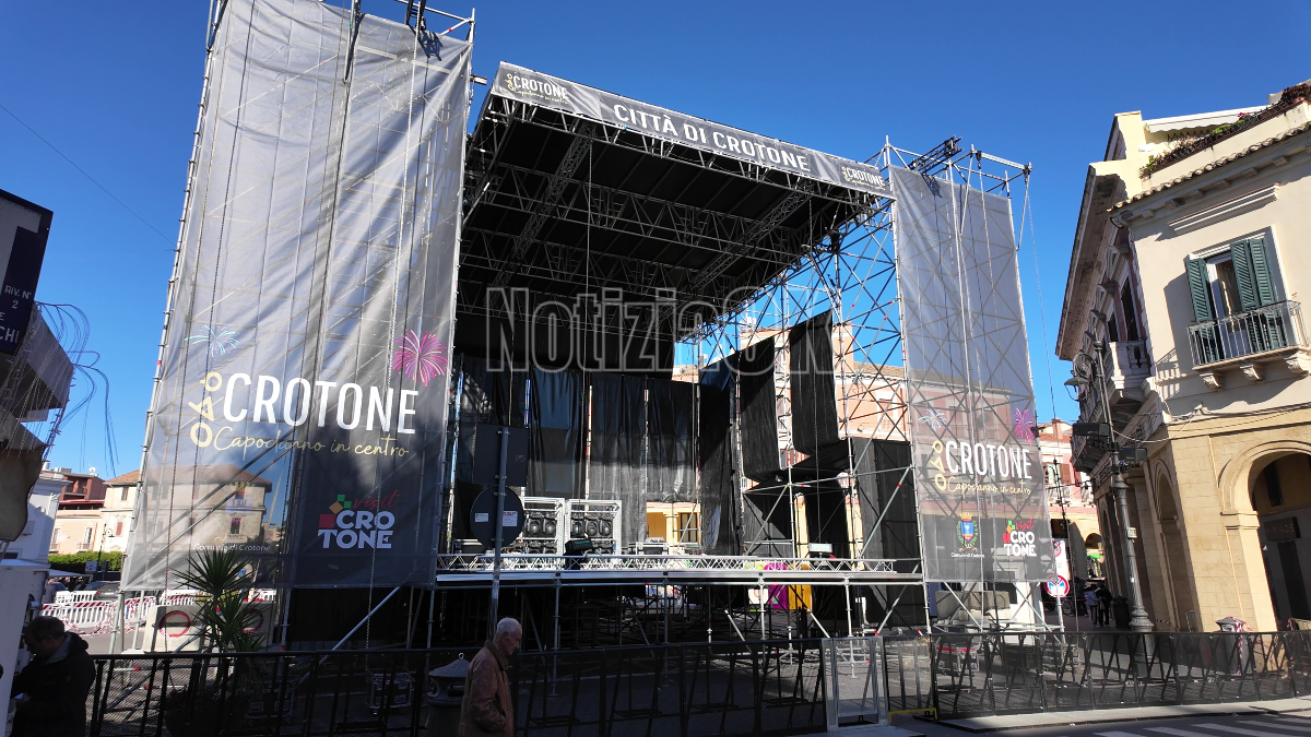 Capodanno in Piazza a Crotone: palco pronto per la lunga notte della città - 