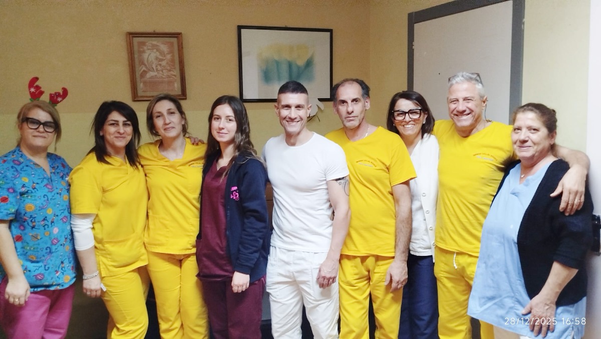 Cropani, i musicisti strappano un sorriso agli ospiti delle strutture di Don Alfonso Velonà - 