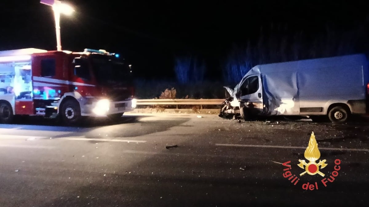 Tragico incidente sulla Strada Statale 106: un morto e tre feriti - 