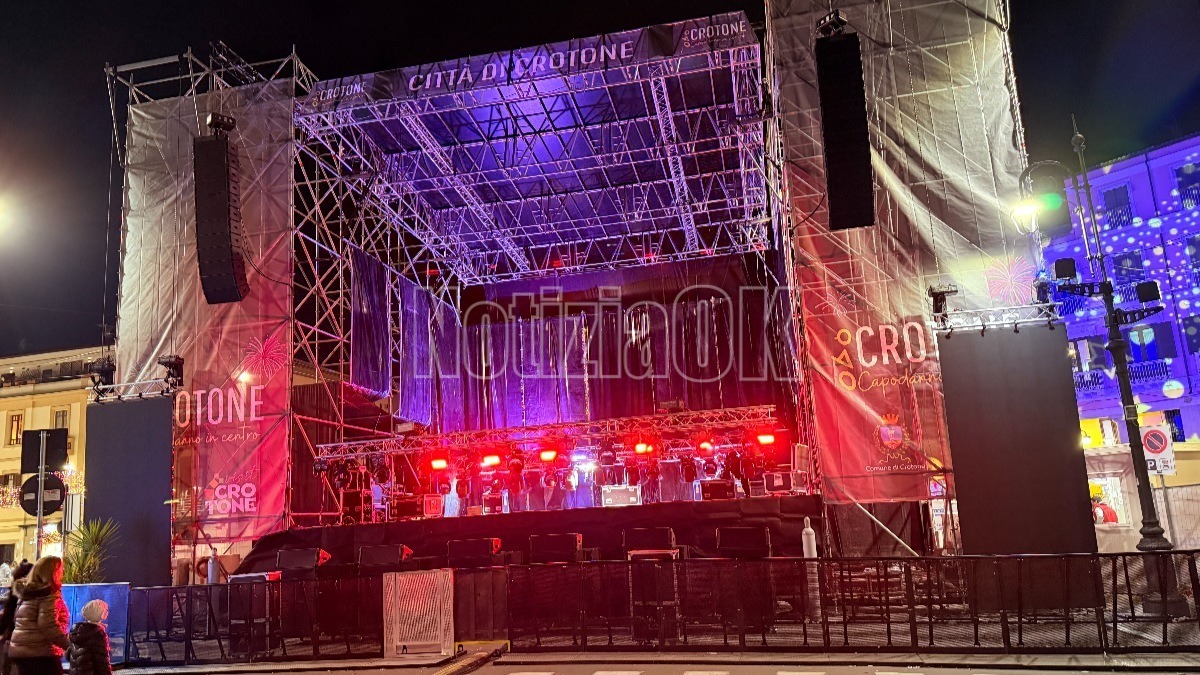 Crotone - Palco pronto, oggi pomeriggio le prove del Capodanno con Max Gazzè - 
