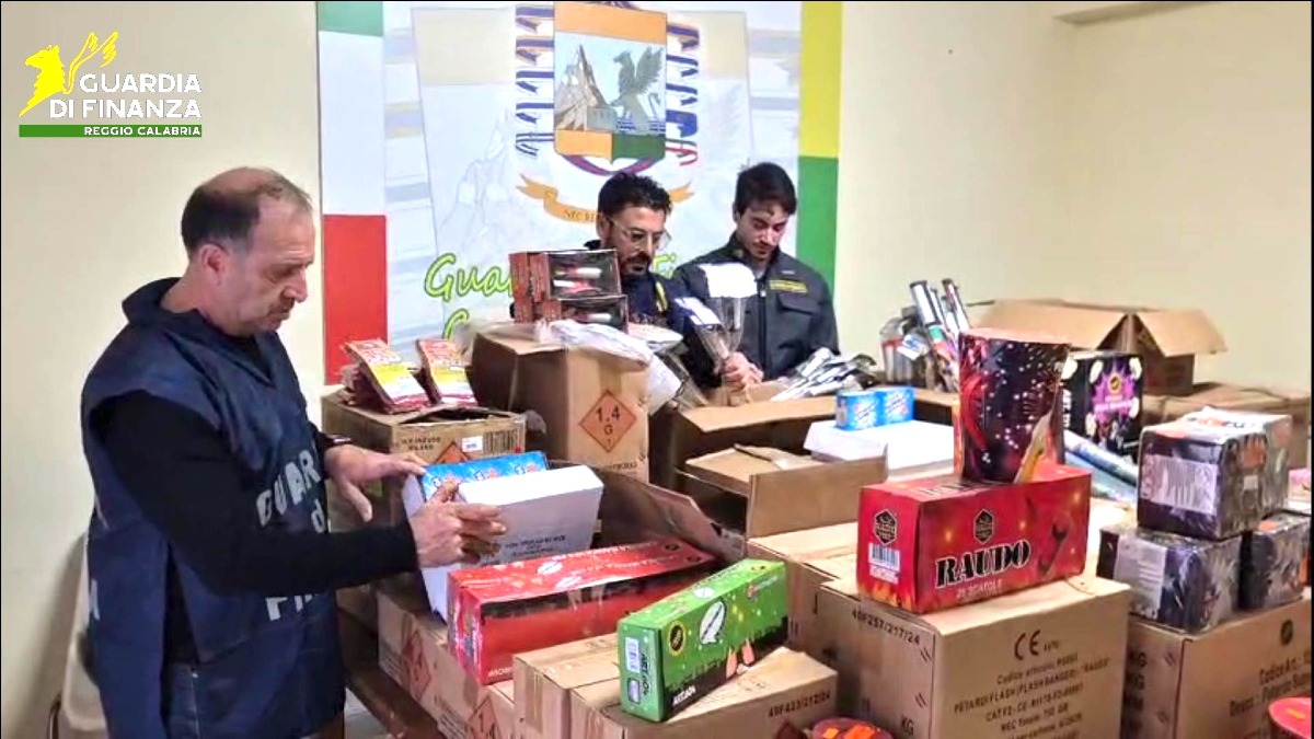 Reggio Calabria, maxi sequestro di fuochi illegali: 3.500 kg di materiale esplodente intercettati dalla Guardia di Finanza - 
