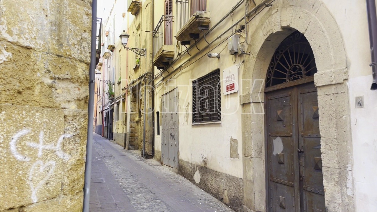 Crotone - Il sindaco sul centro storico: “Dieci persone in due locali, rifiuti ovunque e gente che usa gli angoli come bagni. - 