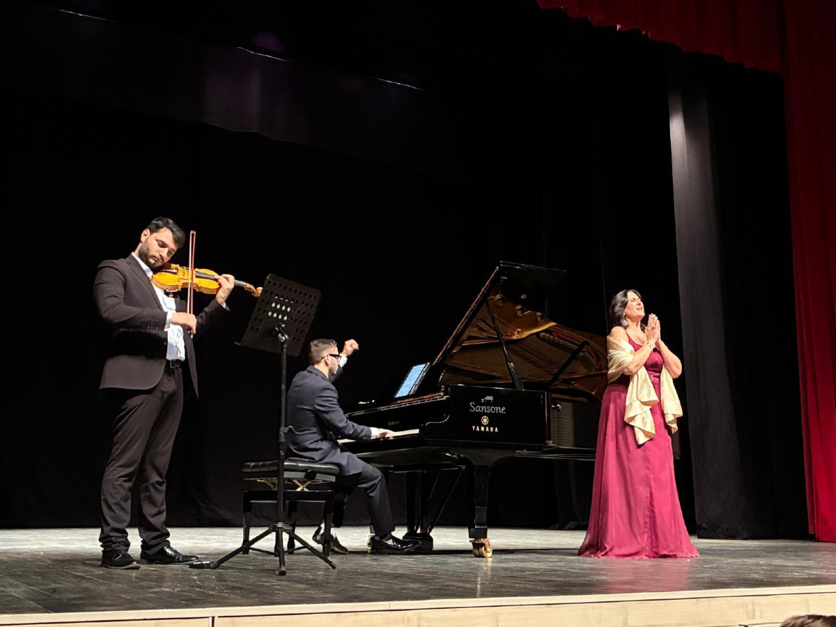 Crotone - Serata di musica ed emozioni al Teatro Scaramuzza - 