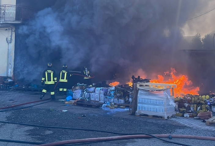 Lamezia Terme – Incendio in magazzino, i Vigili del Fuoco salvano persone e animali - 