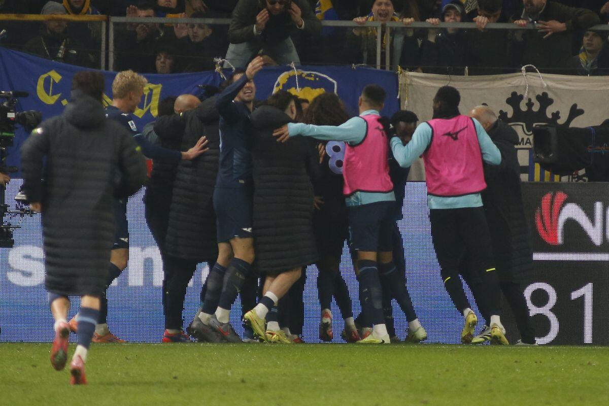 Lazio eroica, resta in 9 ma vince a Parma - 