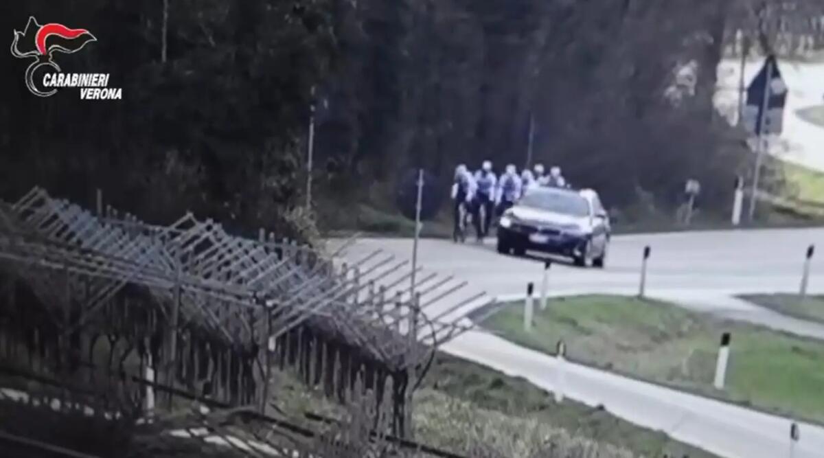 Spara a ciclisti per strada nel Veronese, dietro il gesto avversione verso le bici - 