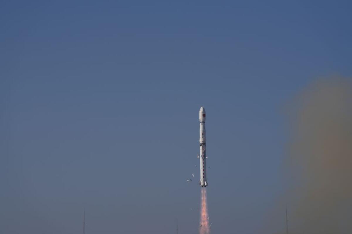 Cina, lanciato un nuovo satellite nello spazio - 