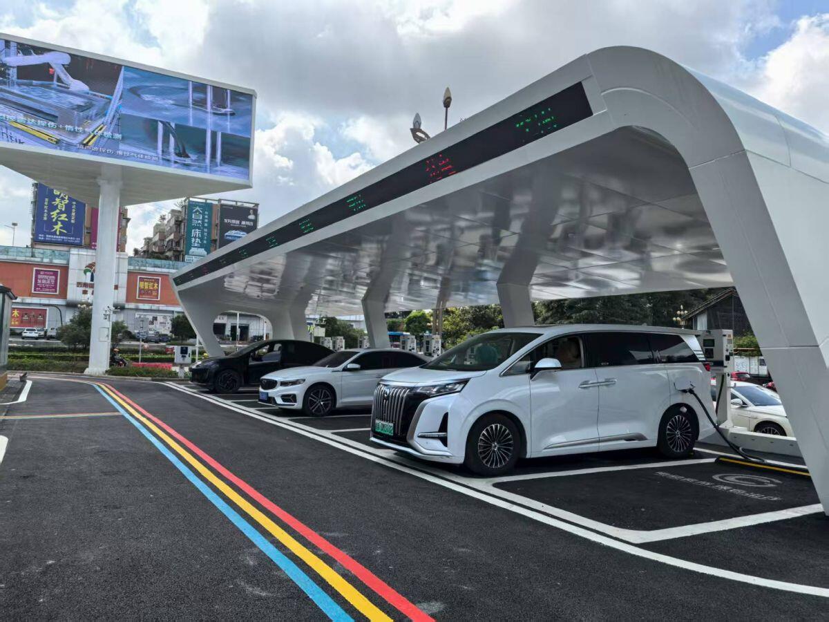 Veicoli elettrici, in Cina più di 19 milioni di colonnine di ricarica - 