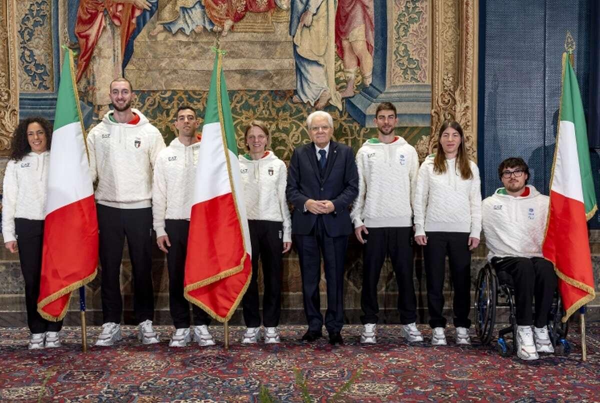 Milano-Cortina alle porte, Mattarella consegna il Tricolore agli alfieri azzurri - 