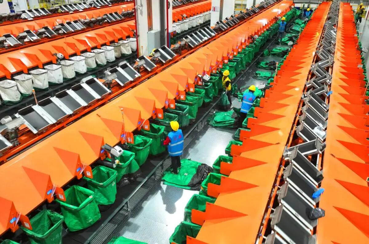 Cina, il settore delle consegne express supera i 180 miliardi di pacchi all’anno - 