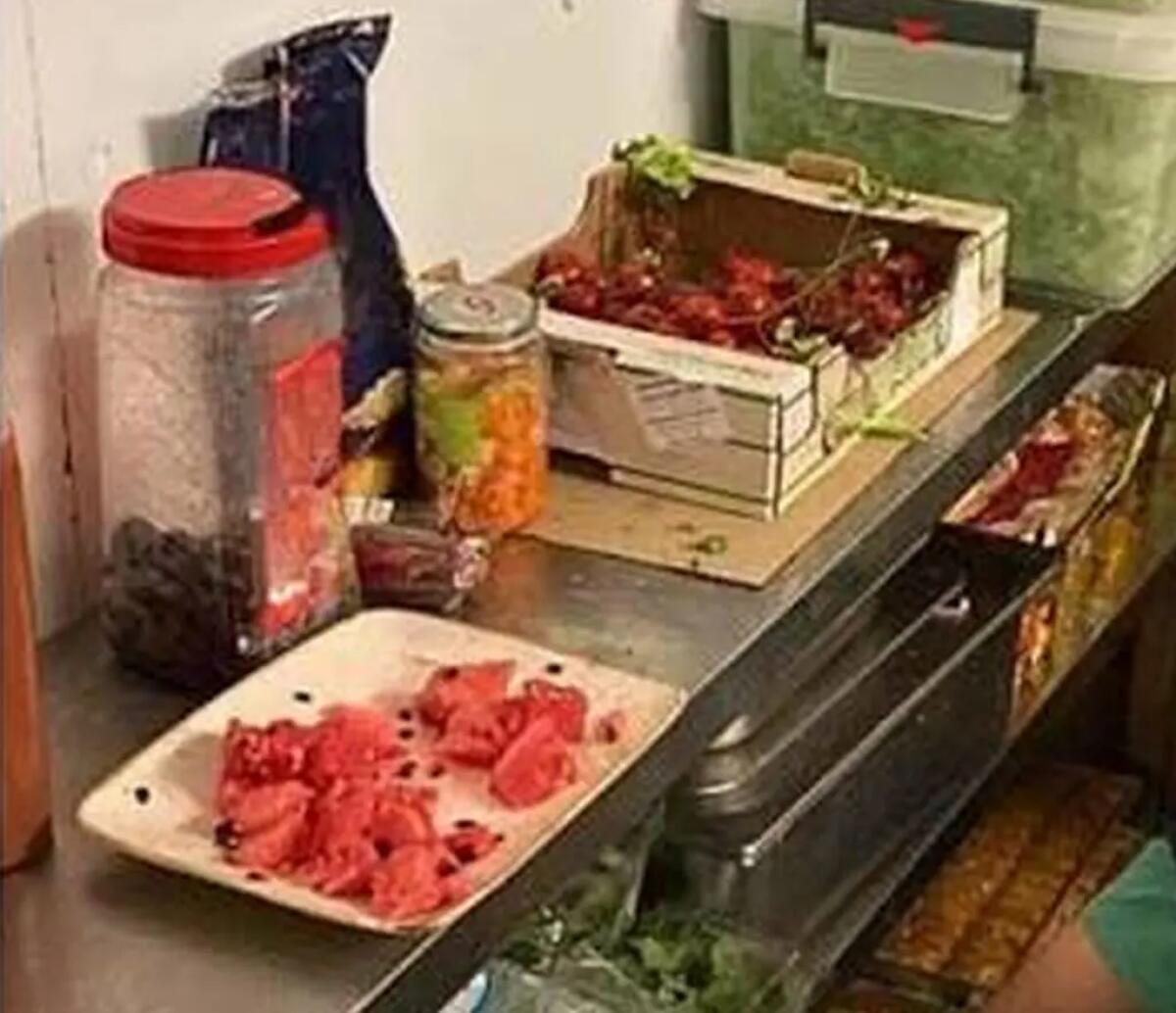 Nas sequestrano a Reggio Calabria una tonnellata di alimenti non conformi - 