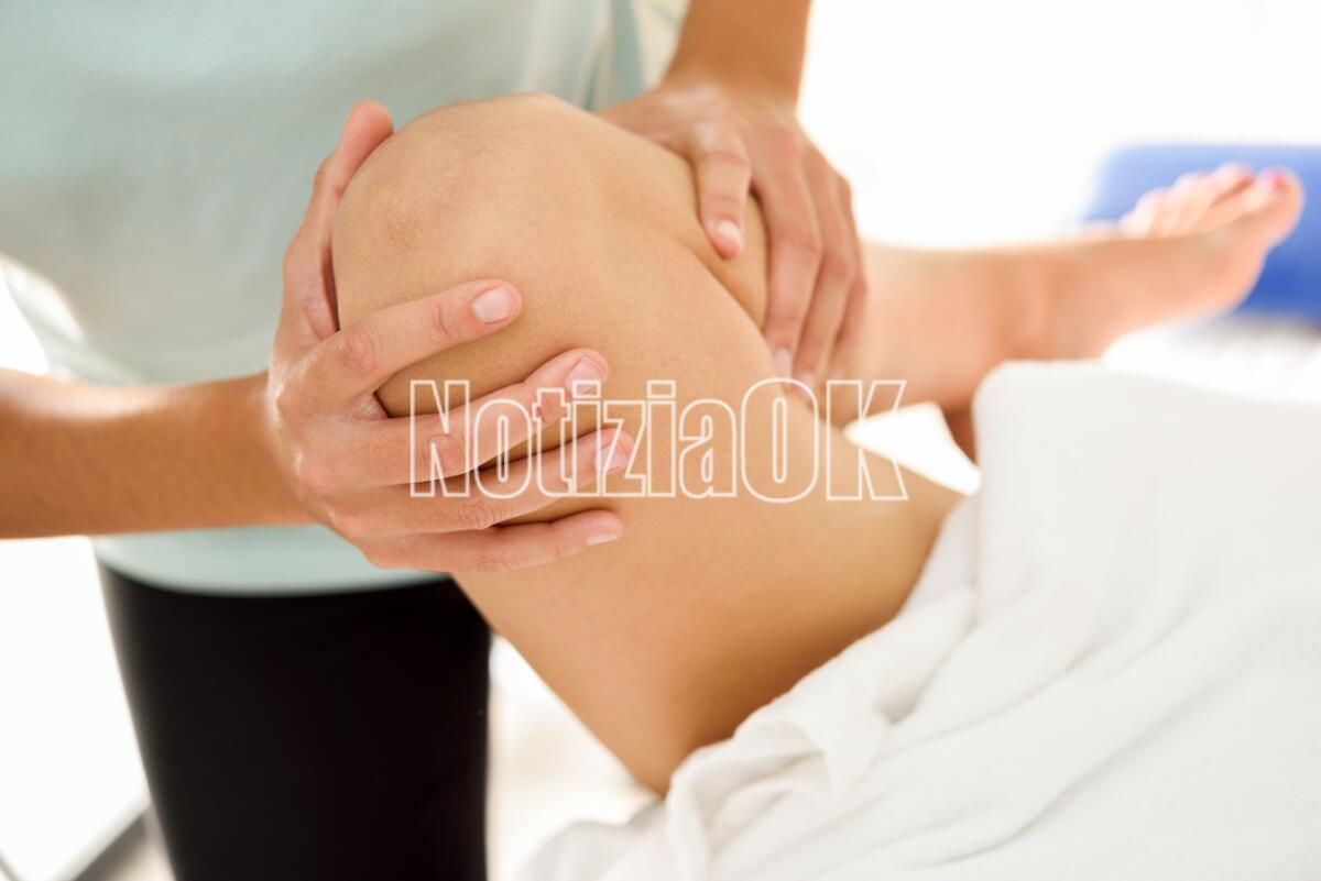 Cosenza - L'Ofi segnala al NAS presunti fisioterapisti abusivi - Medical massage at the leg in a physiotherapy center. Female physiotherapist inspecting her patient. Close-up photograph.