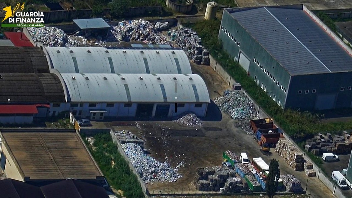 discarica abusiva reggio calabria us guardia di finanza