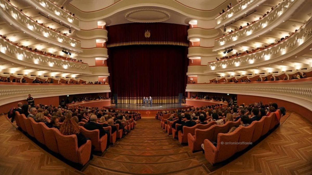 Riflettori accesi sul Politeama a Natale, ma i teatri calabresi attendono ancora una legge regionale - teatro politeama US Comune di Catanzaro 