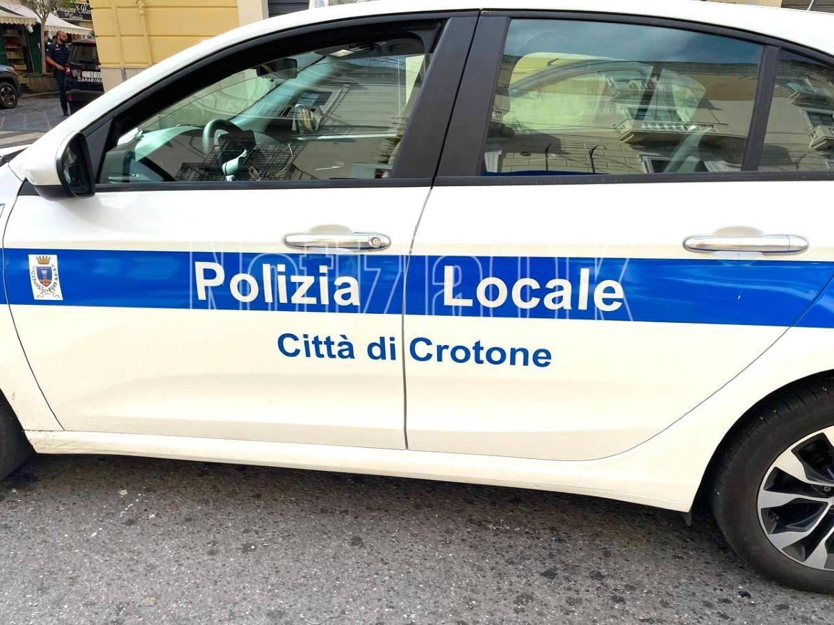 Crotone - Uomo armato di rasoio semina il panico in centro, fermato dalla Polizia Locale - 