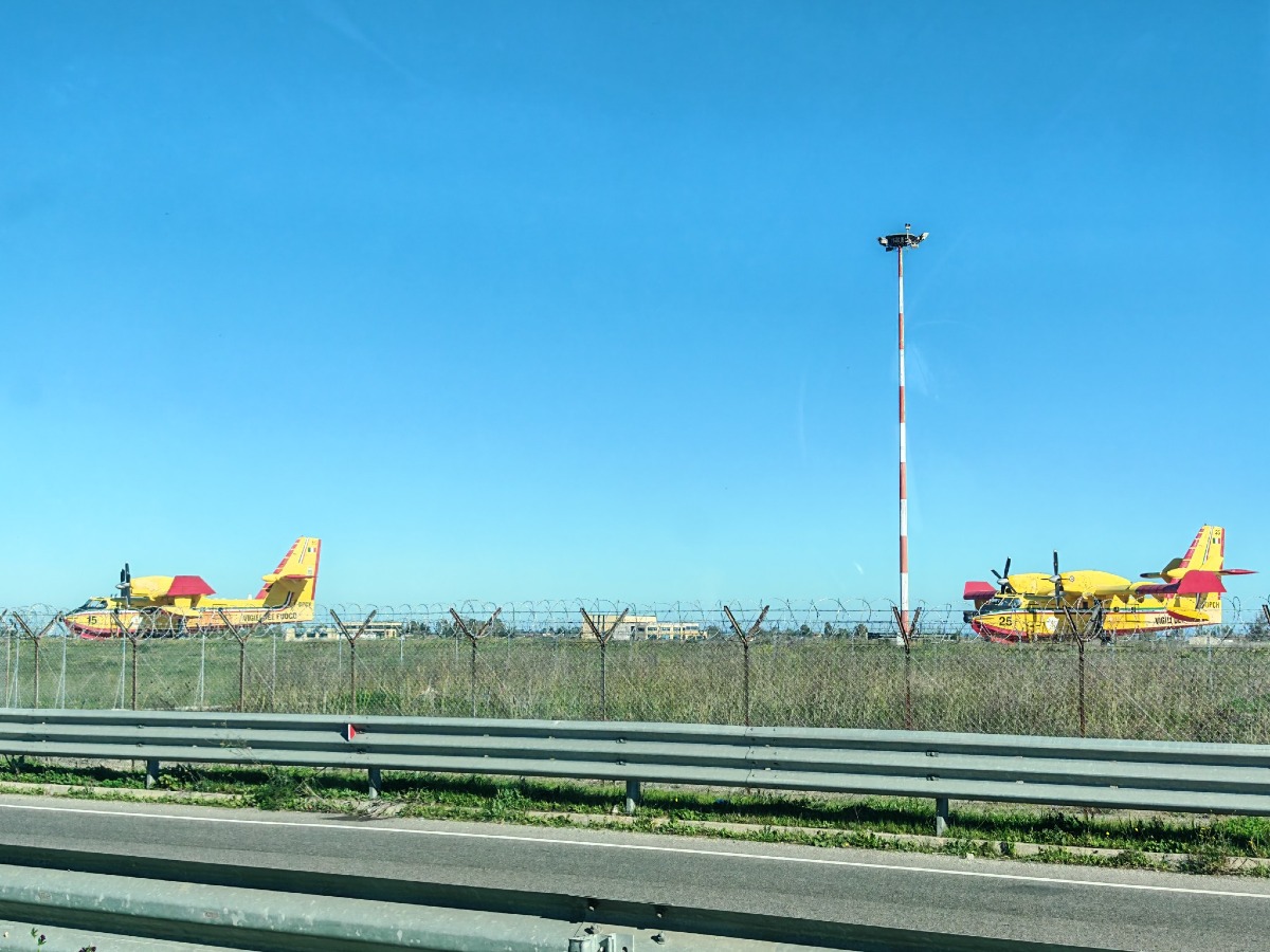 Canadair da Lamezia Terme a Crotone: l'Associazione Costa dei Feaci chiede lo "stop" - 