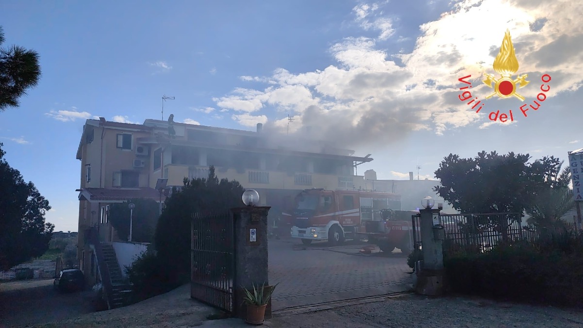 Sellia Marina - Incendio in un’abitazione, evacuata una famiglia per precauzione - 