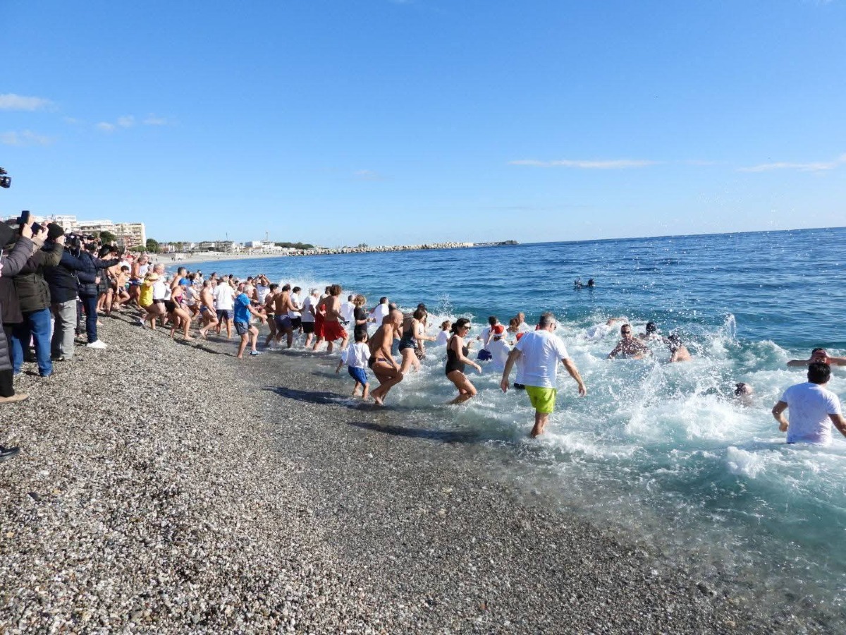 Catanzaro - Un tuffo di Capodanno nel segno della pace e della solidarietà - 