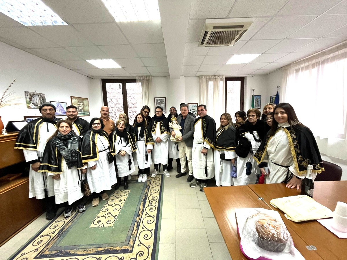 Gasperina, la visita del Bambino Gesù in Comune: un messaggio di speranza per il nuovo anno - 