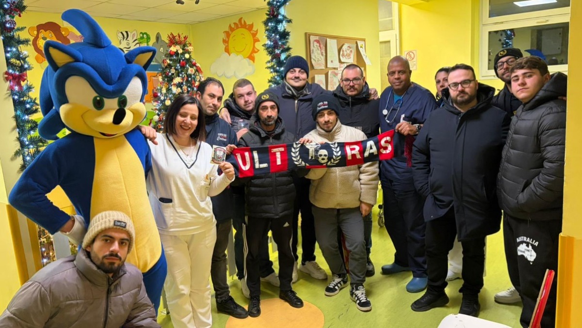 Un gesto di solidarietà: la Curva Sud Crotone in visita ai bambini ricoverati in Pediatria - 