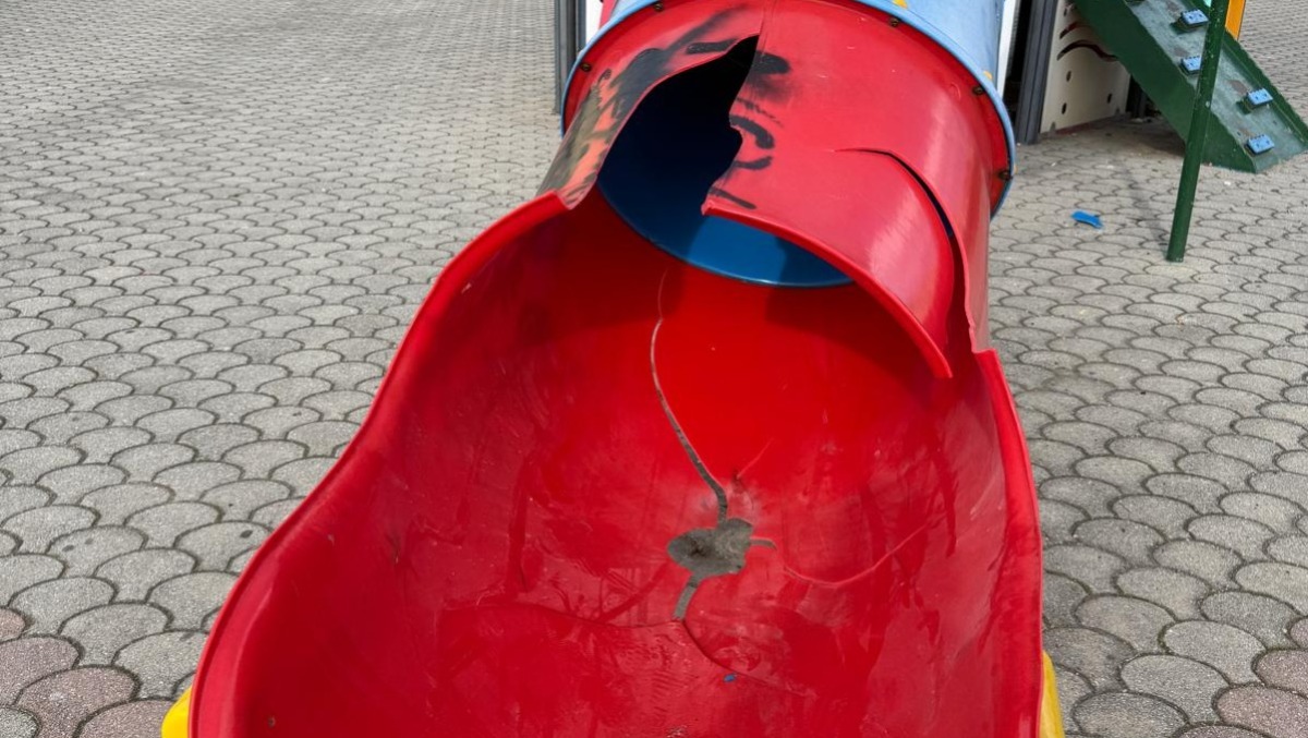 (Foto) Catanzaro, vandalizzati alcuni giochi per i bimbi sul lungomare - 