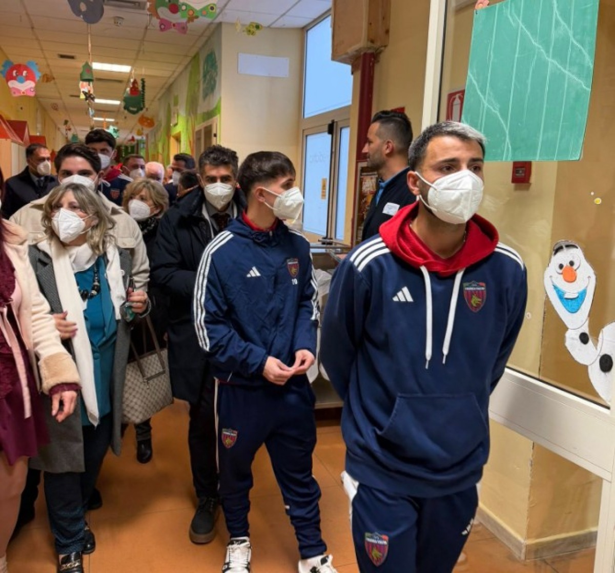 Il Cosenza Calcio in visita ai reparti di pediatria dell'Annunziata: "Un sorriso che illumina il cuore" - 