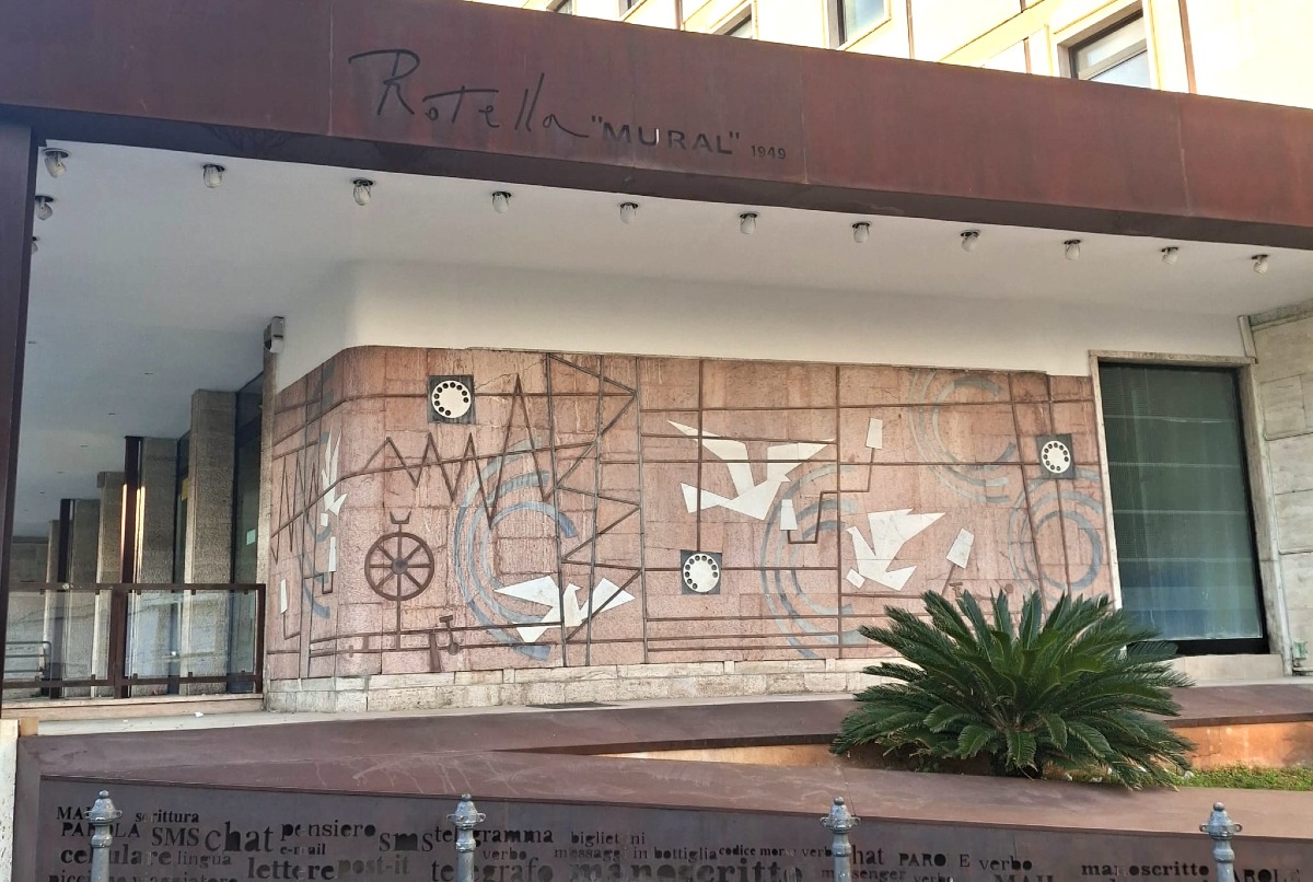 Catanzaro celebra Mimmo Rotella: ripulito il mural su Corso Mazzini per valorizzare il patrimonio identitario - 