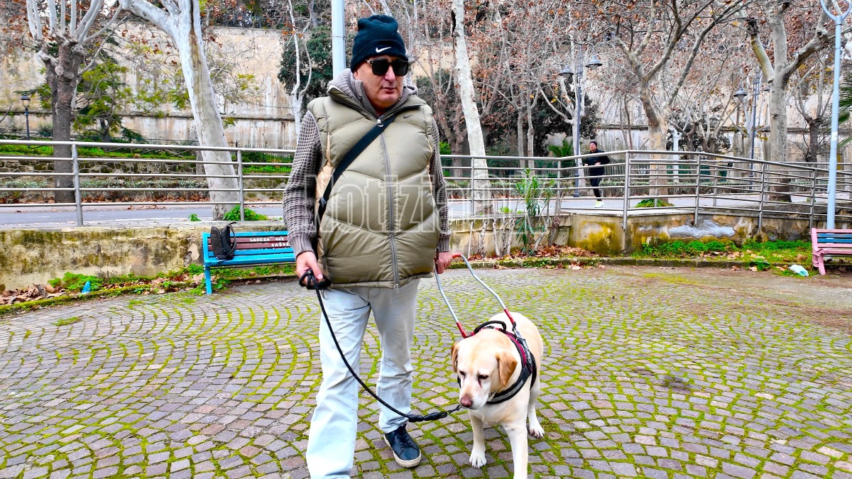 (VIDEO) Fiamma, gli occhi di Giuseppe: a Crotone muoversi senza vista è ancora una lotta quotidiana - 