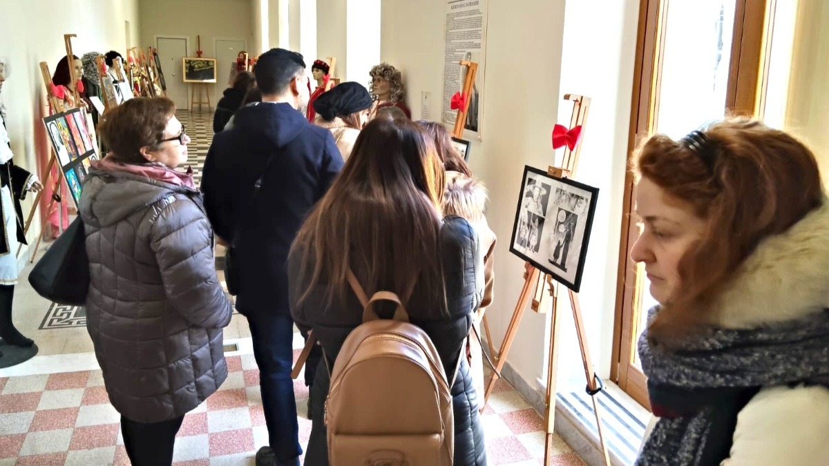 Un ponte di cultura e fede: la Parrocchia di Stalettì in visita alla mostra “Sogni di Inchiostro” - 