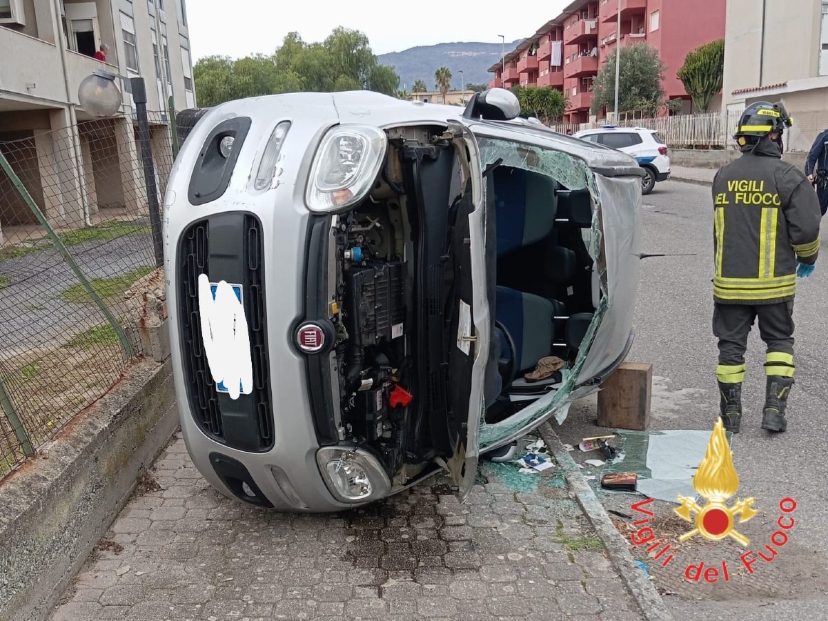 Lamezia Terme - Auto si ribalta e finisce sull'altra carreggiata - 