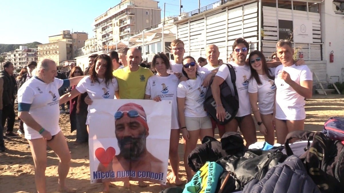 Bagno di Capodanno, il gesto simbolico della KR Swim: “La piscina comunale va riaperta subito” - 