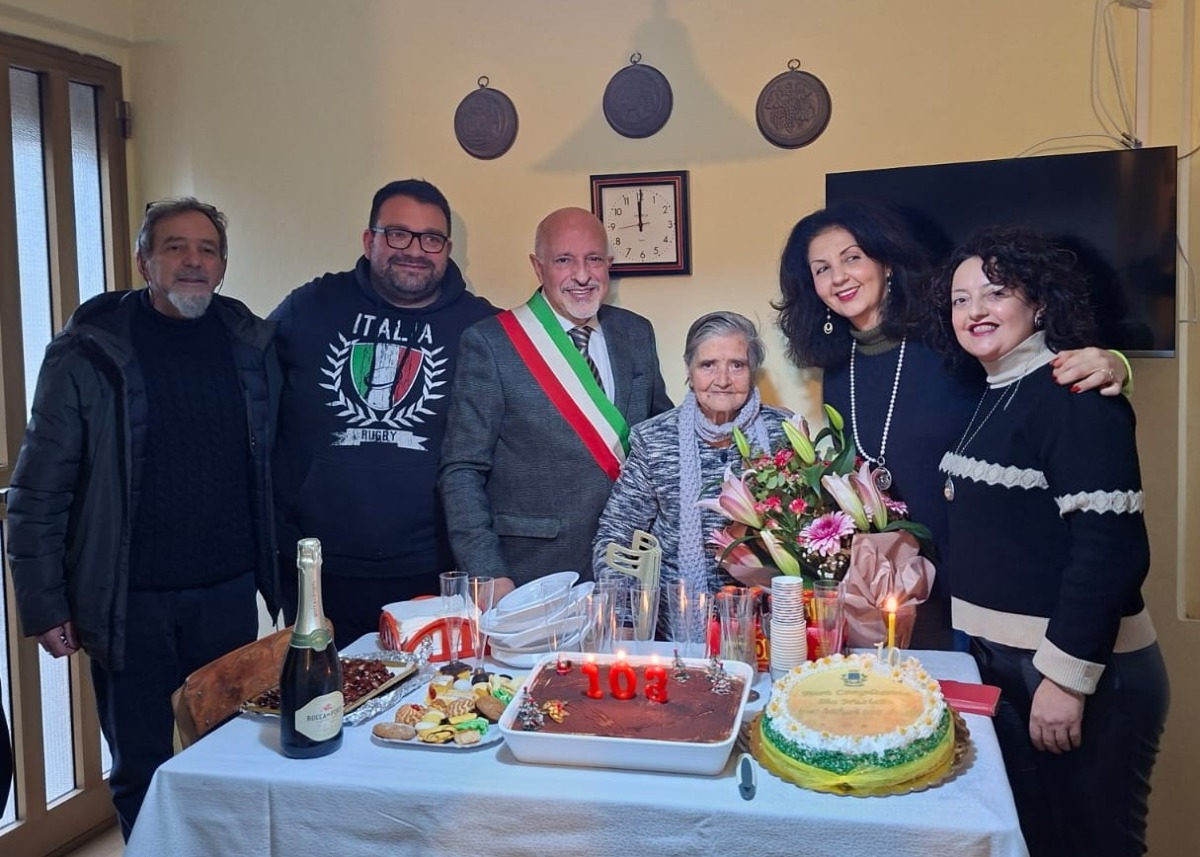 Nonna Annunziata festeggia 103 anni: una vita lunga oltre un secolo - 
