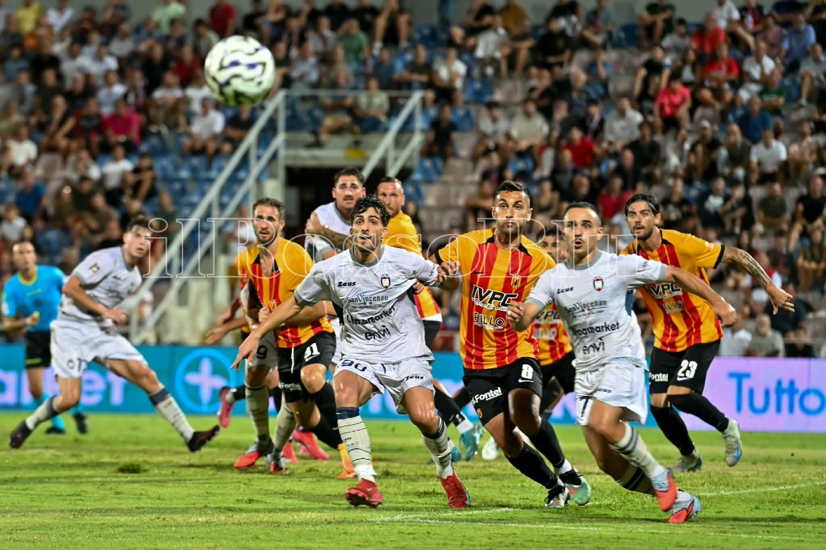 #BeneventoCrotone 2-1 | Zunno non basta, rossoblù battuti nel finale al "Vigorito" - 