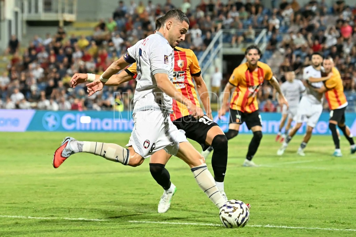 #BeneventoCrotone 2-1 | Zunno inventa ma il Benevento la ribalta nel finale - 