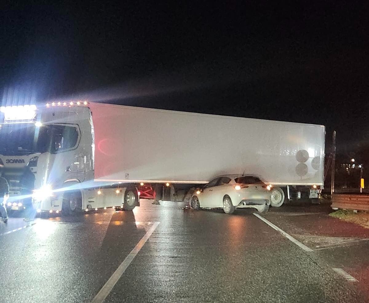 Incidente stradale sulla S.S. 106: auto contro un mezzo pesante - 