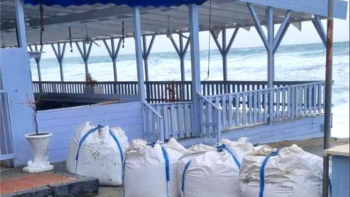 Emergenza mareggiate: in Calabria sacchi sulla costa per contrastare la forza dell'acqua - 