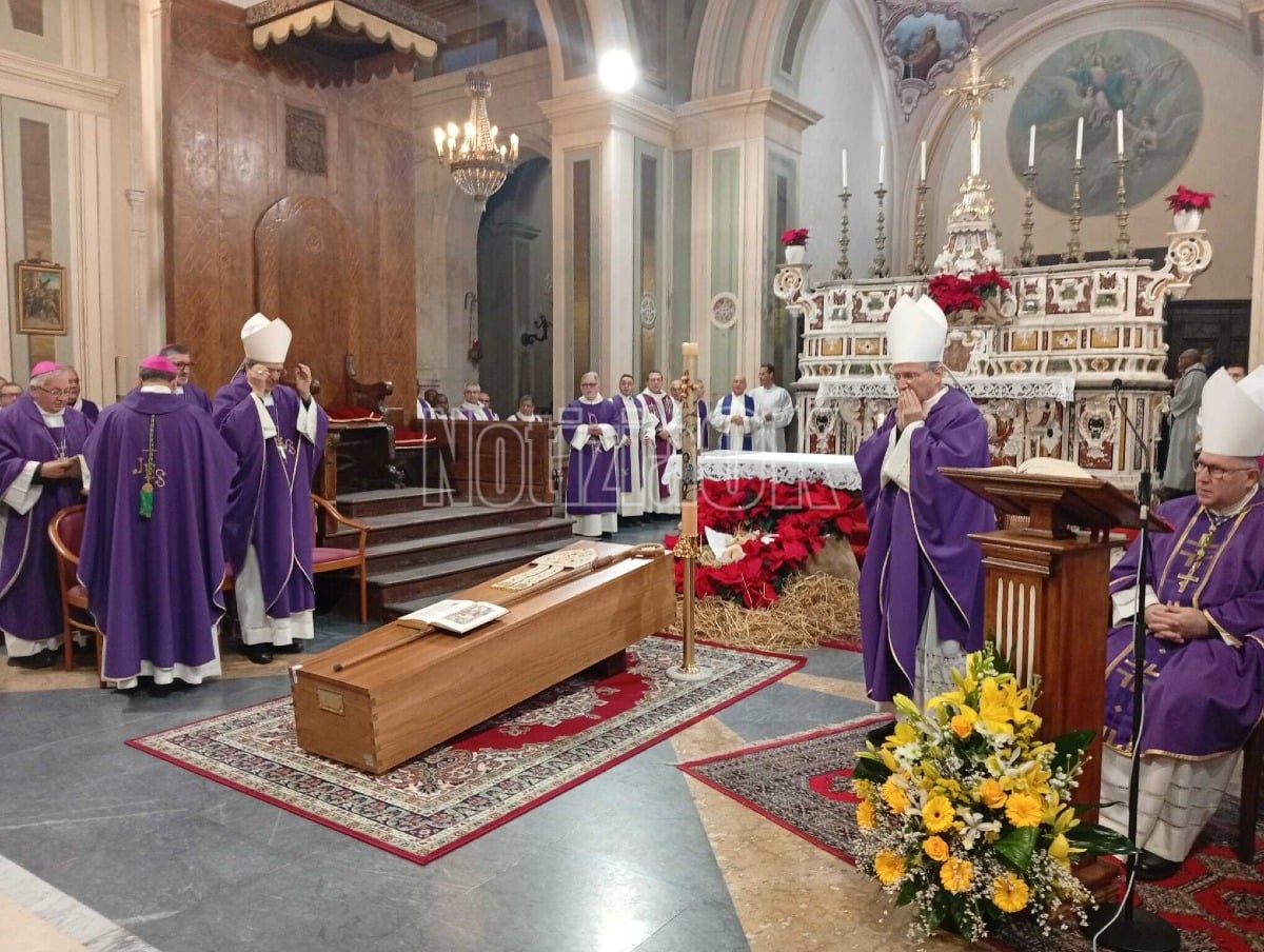 L’ultimo saluto a don Mimì: Santa Severina abbraccia monsignor Domenico Graziani, "uomo innamorato della bellezza" - 